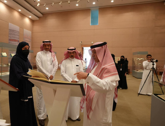  مكتبة الملك عبدالعزيز تطلق معرضاً للمصاحف المذهبة والمزخرفة 
